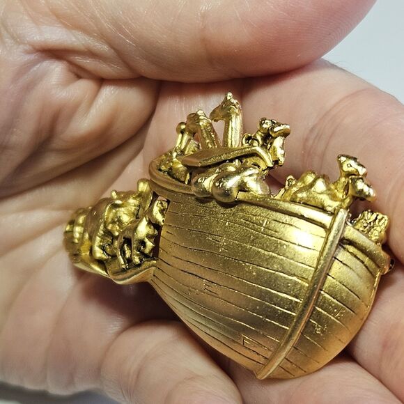 Vintage Matte Gold Tone Noah's Arc Pin Brooch with Animals Signed AJC - Picture 2 of 10